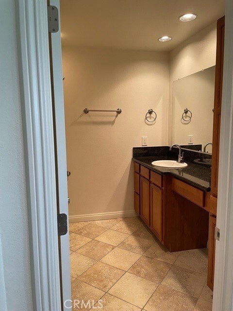 Building Photo - 733 Lake St