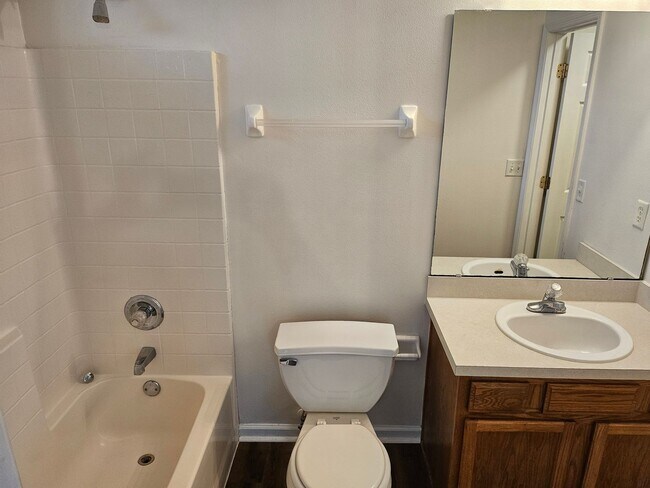 Building Photo - $1550 - 3/2/1 - Great Location Duplex B Section