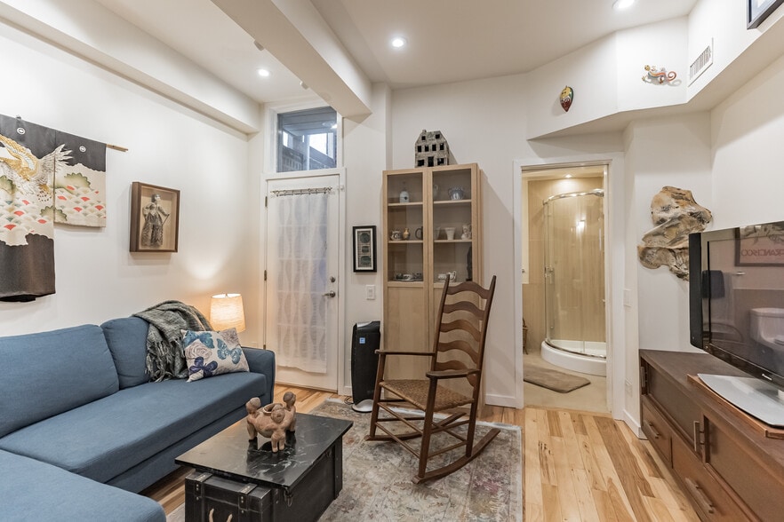 Den/ bedroom - 807 E Passyunk Ave