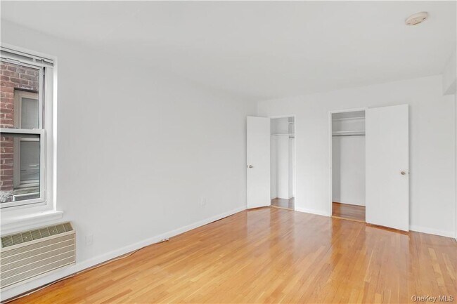 Building Photo - 730 Pelham Rd