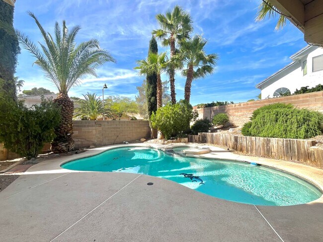 Building Photo - Gorgeous 4 Bedroom Home with Pool & Spa Located in The Lakes