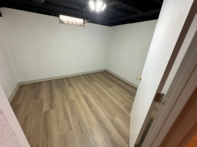 Building Photo - Impeccably Clean Warren Ranch!
