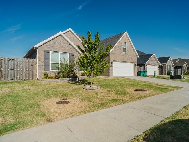 Building Photo - 460 Poplar Rd