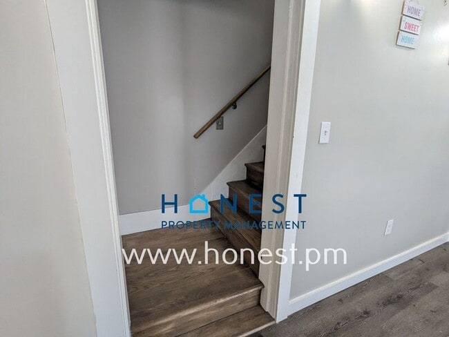 Building Photo - 162 College Ave