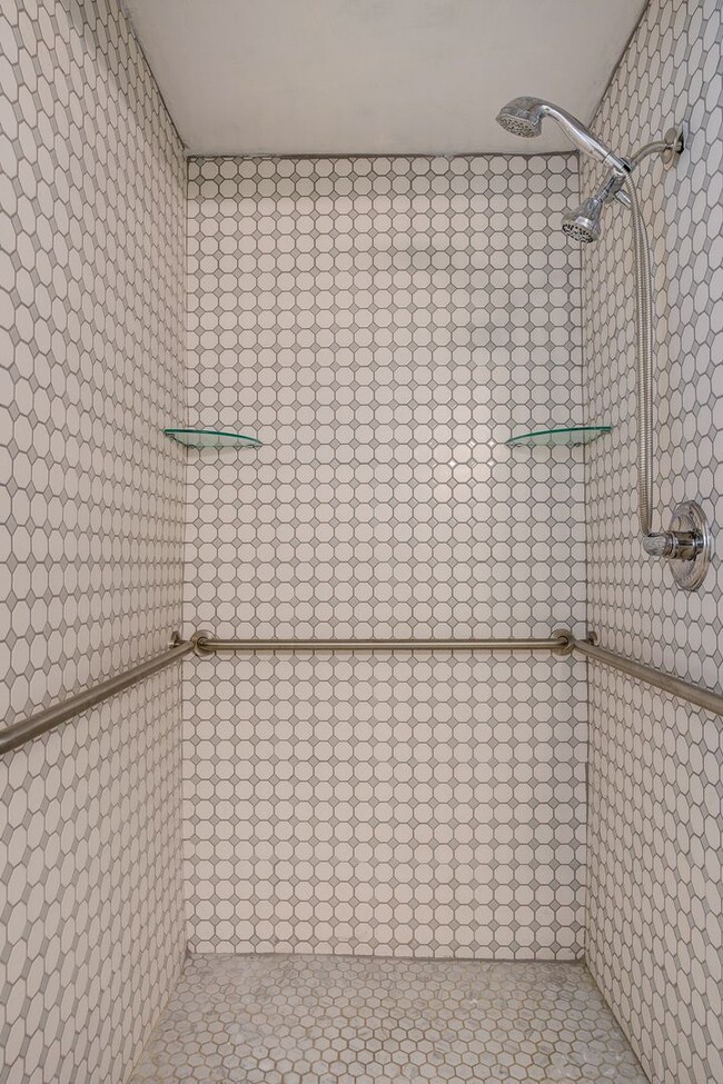 Building Photo - Very nice 4 bed 3 and a half bath home close to Boone Lake