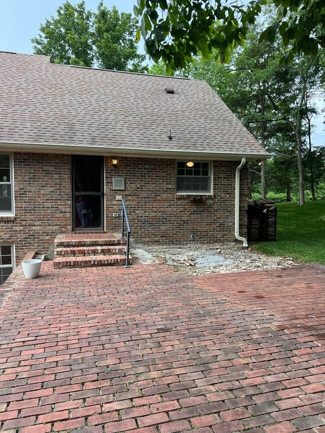 Building Photo - Single Family Home on almost an acre, 4 be...