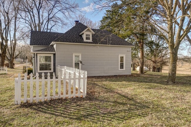 Building Photo - Charming Country Home — 4 Bed | 1 Bath | 1,500 Sq Ft