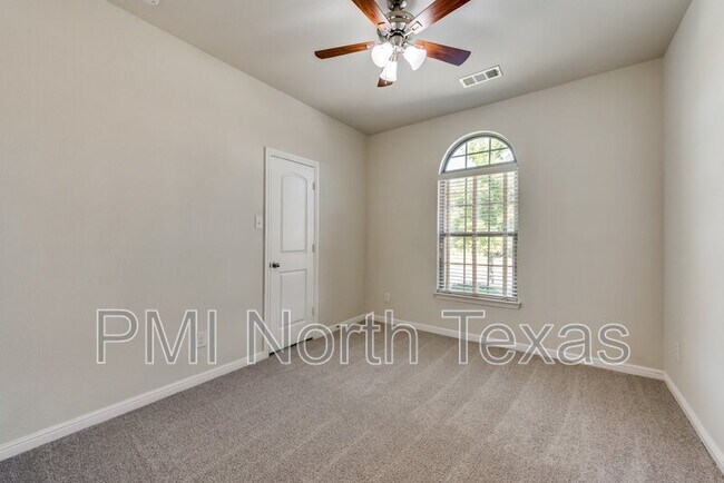 Building Photo - 2404 Sun Creek Dr