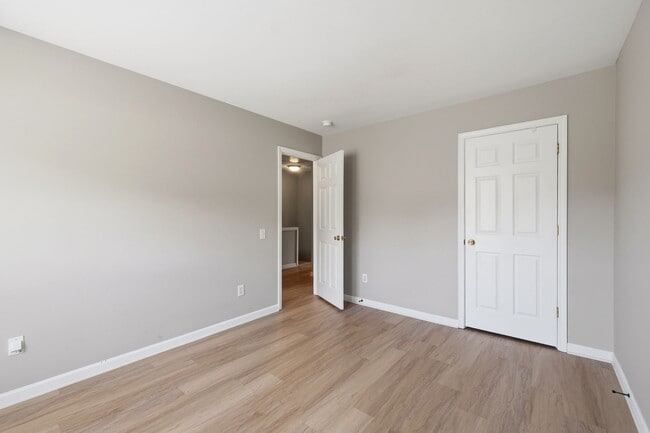 Building Photo - 3221 Mannington Dr