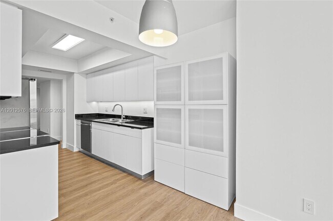 Building Photo - 21055 Yacht Club Dr