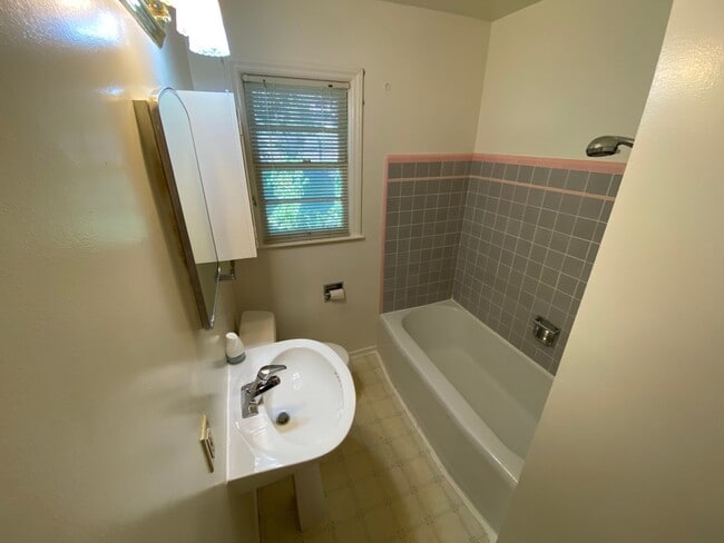 Building Photo - Crestview Three Bedroom House with Garage