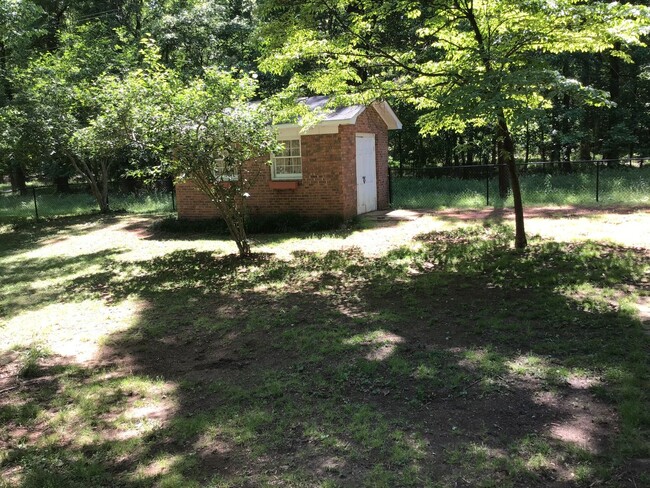 Building Photo - 3 Bedroom 2 Bathroom Brick Ranch Home near...