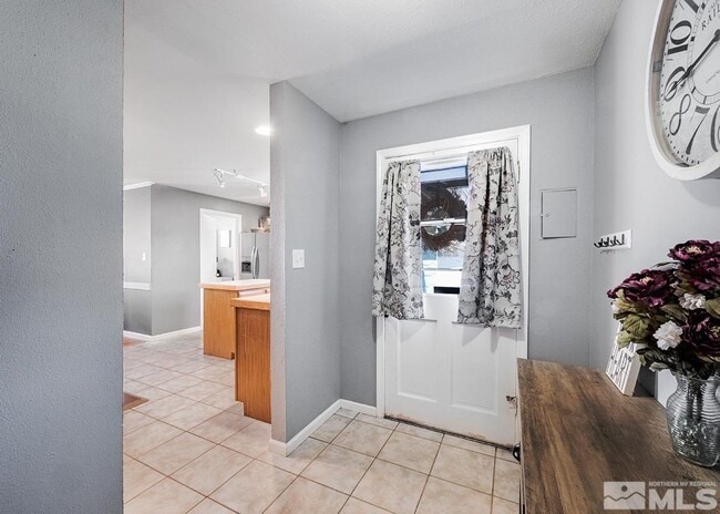 Building Photo - Immaculate Sparks Beauty