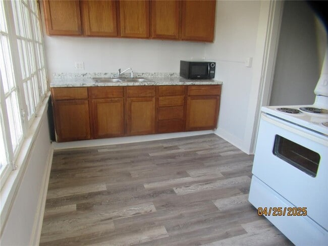 Building Photo - 730 4th Ave N