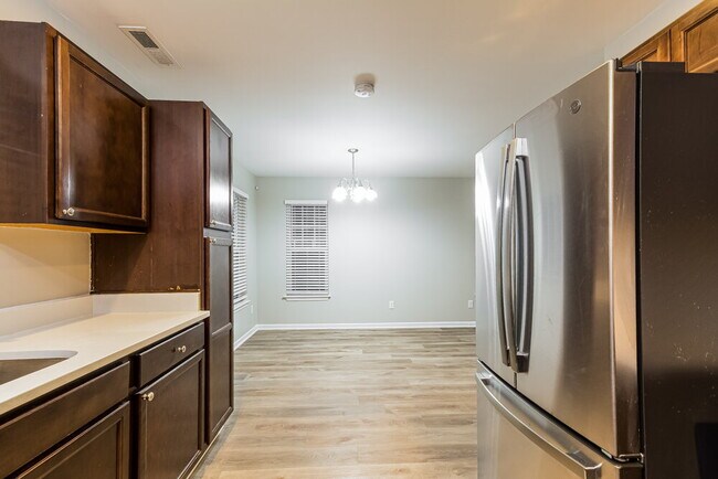 Building Photo - 821 Skinner Dr