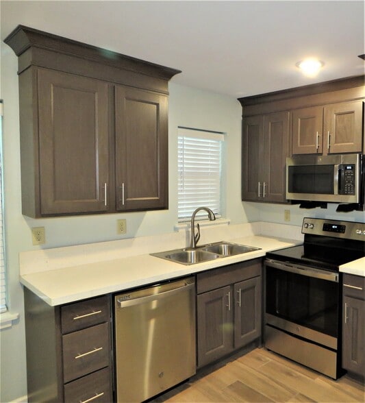 Building Photo - 509 E 7th St