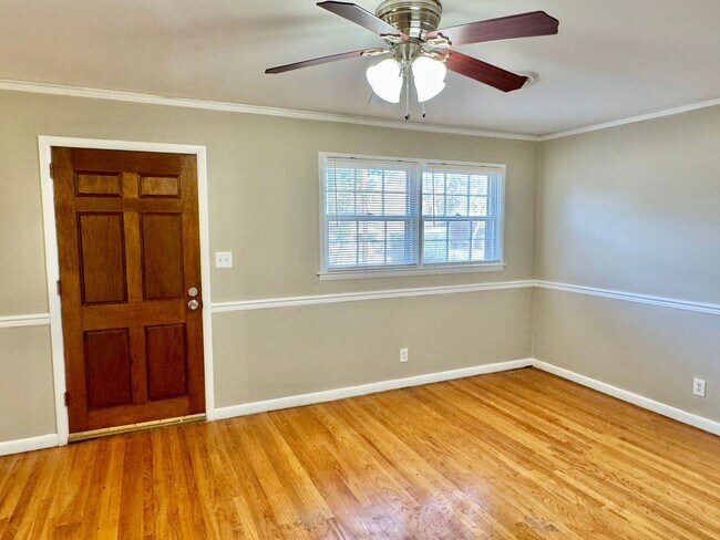 Building Photo - Charming 3-Bedroom Home with Cozy Living Spaces!