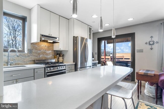 Building Photo - 1593 N Colonial Terrace