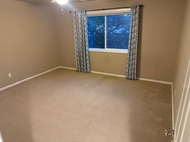 Building Photo - Quiet Neighborhood 4 bed + Office 2.5 Bath