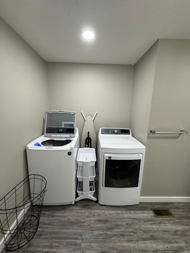 Building Photo - 241 Berry Ln