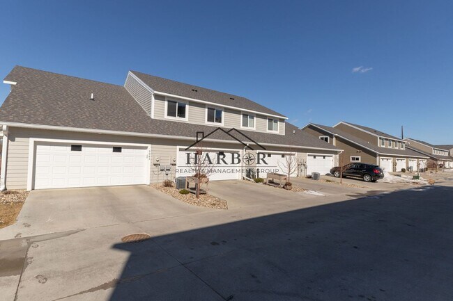 Building Photo - Contemporary 3 Bedroom Towhome in NW Roche...