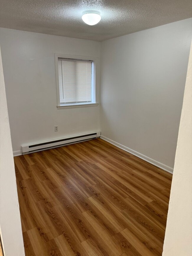 Building Photo - One bedroom