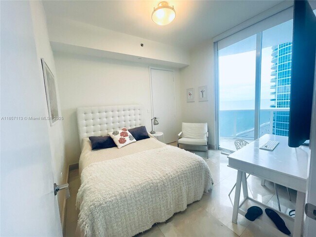 Building Photo - 16001 Collins Ave