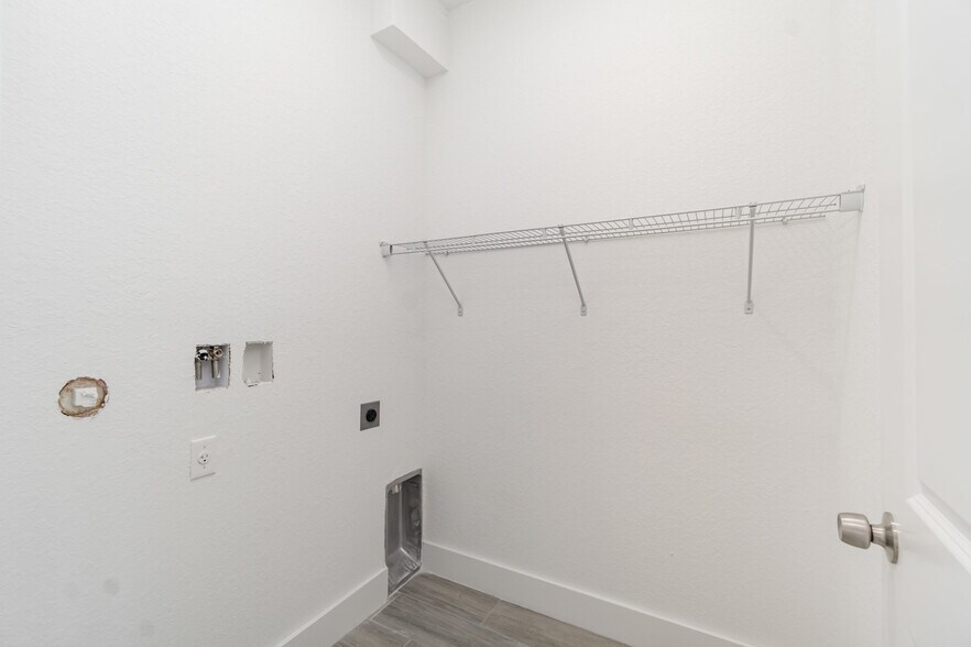 Building Photo - 15633 Lakeland Cir