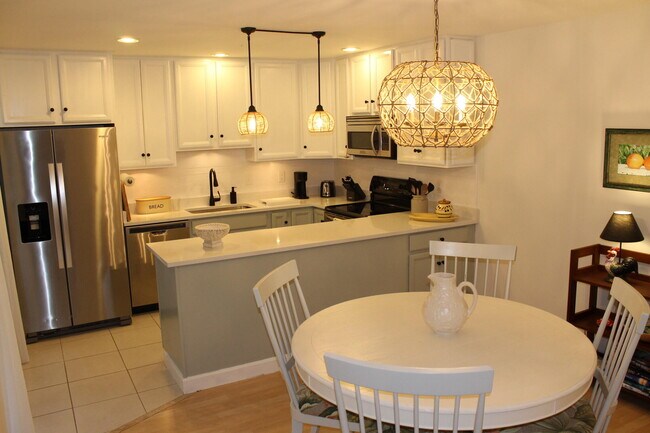 Building Photo - 301 SE Castle Ct