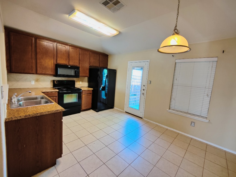 Building Photo - 823 Sugar Brook Dr