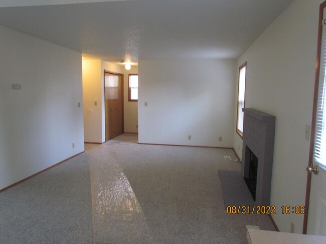 Building Photo - ~Beautiful Two-story Home Located in the N...