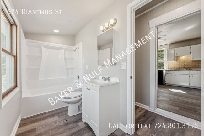 Building Photo - 674 Dianthus St