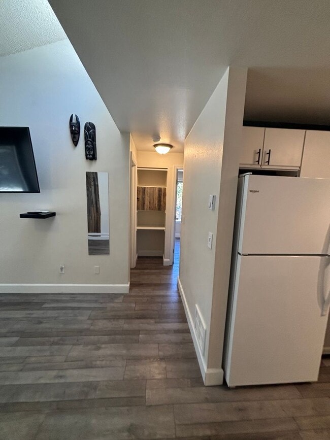 Building Photo - Garden-Style Condo in the Heart of Bend!