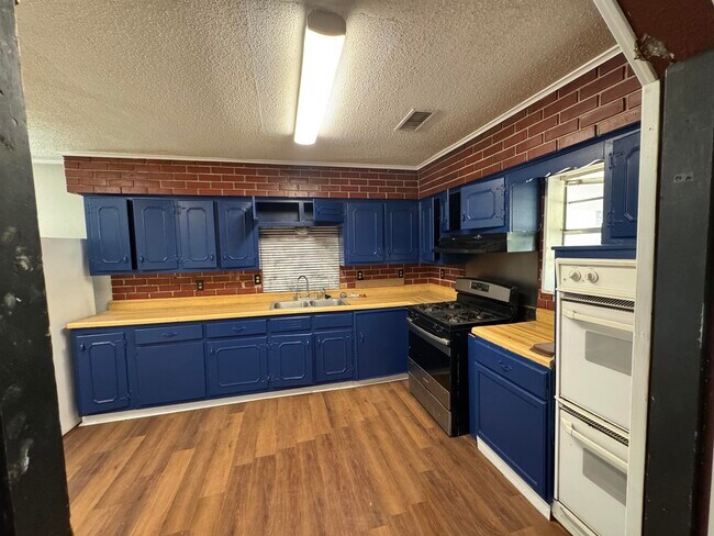 Building Photo - 1228 Briarwood Dr