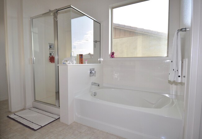 Building Photo - Stunning 5bed/3bath 2771 sq/ft Gilbert Home!
