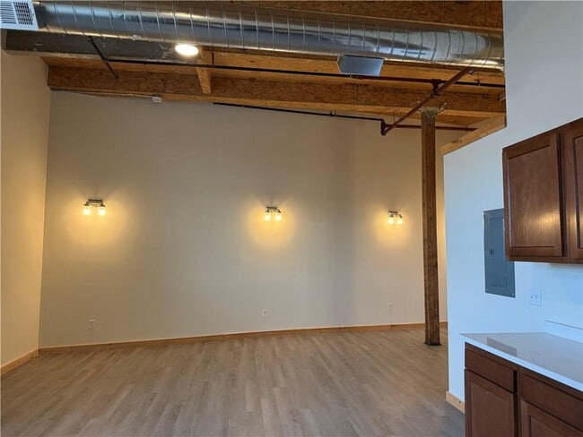 Building Photo - 327 Pine St