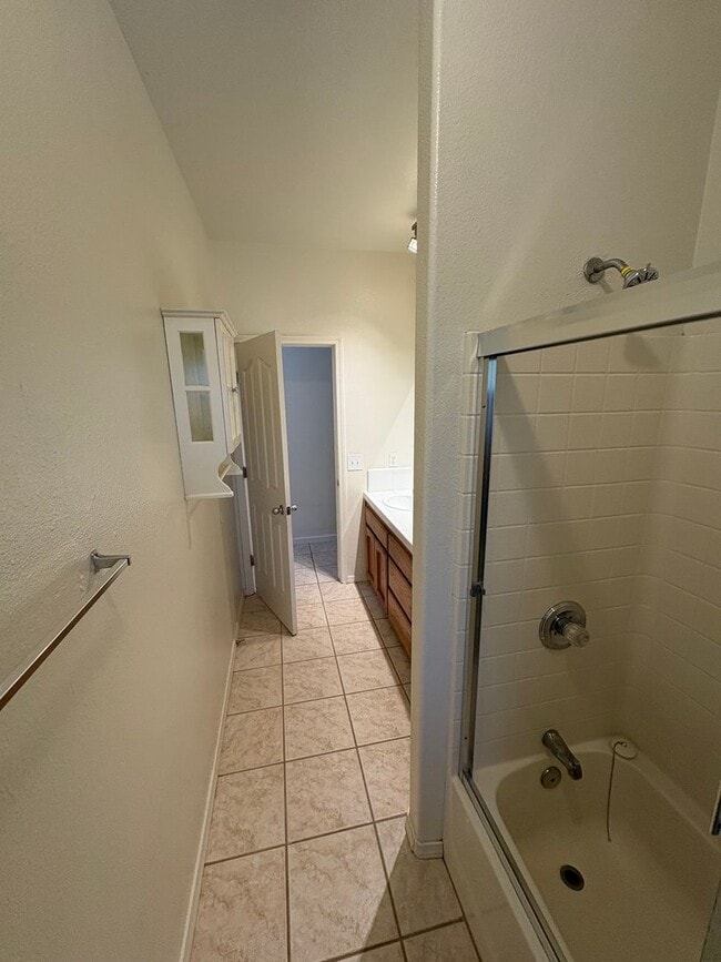 Building Photo - Gorgeous 4 Bedroom in NW Visalia!
