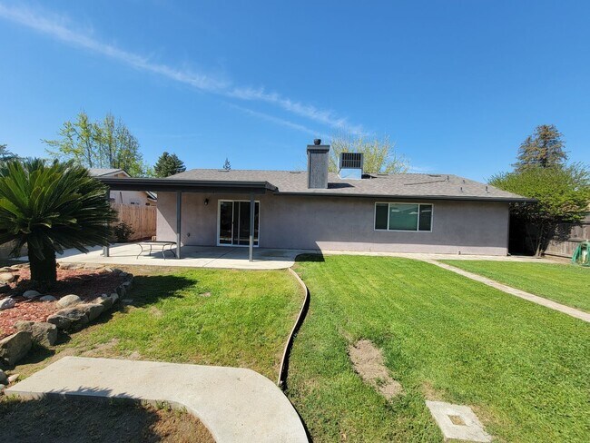 Building Photo - Beautiful 3 Bedroom 2 Bathroom Home in SW Visalia!