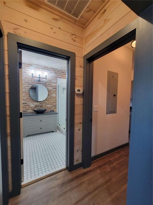 Building Photo - 550 E Main St