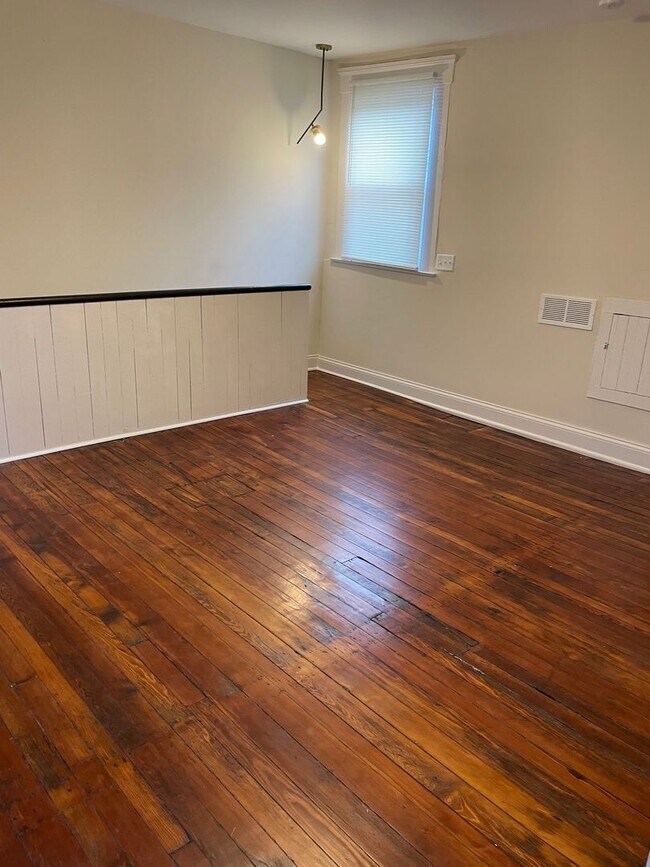 Building Photo - Beautifully  Renovated 2 bed 2 bath Home in Shelby Park!