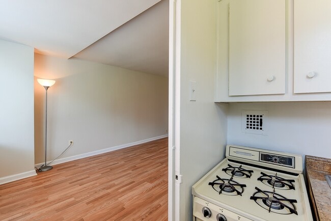 Building Photo - Spacious & Bright Studio at River Place North