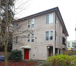 Building Photo - UDH 5 plex