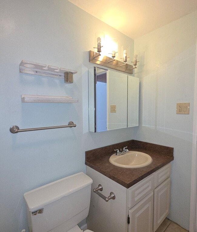 Building Photo - Great 3 Bedroom Townhouse In Aurora!