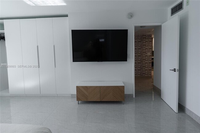 Building Photo - 4017 N Cypress Dr