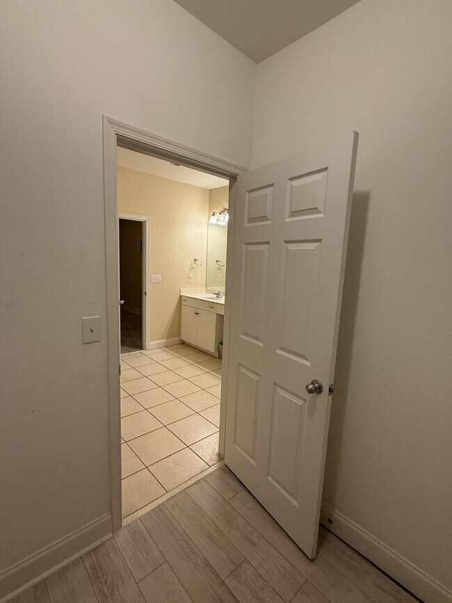 Building Photo - Chelsea Park - One Level 2 Bedroom on a Cu...
