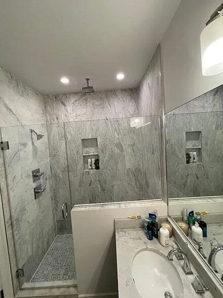 Building Photo - 761 Kenyon St NW