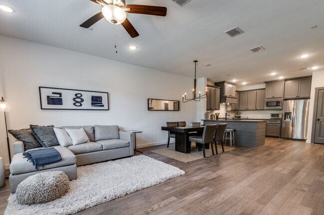 Building Photo - Lovely Las Colinas Townhome
