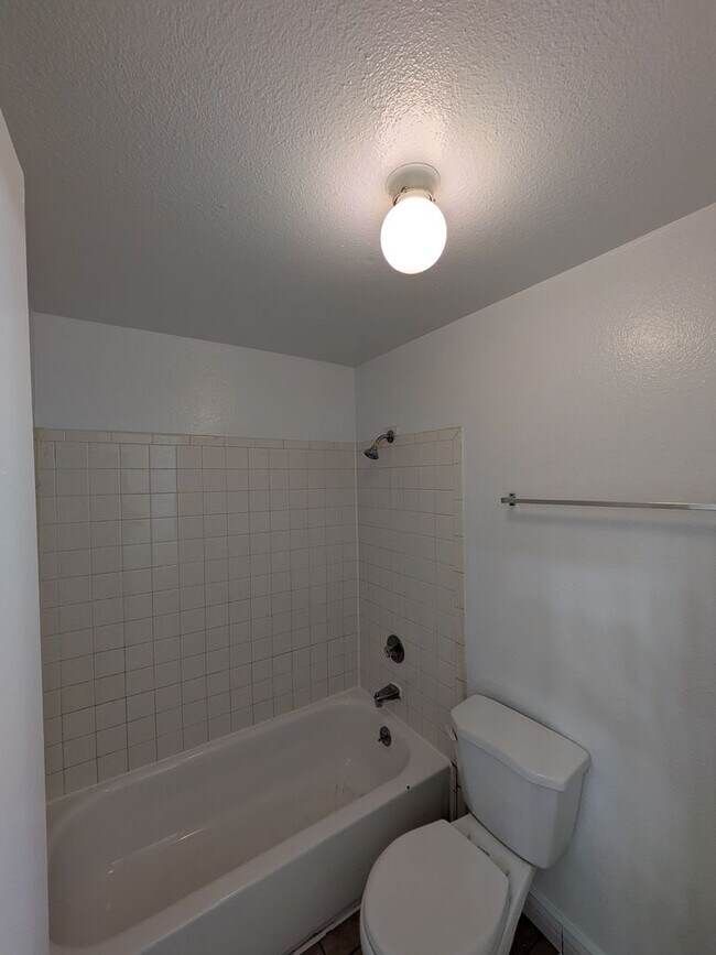 Building Photo - 2 Bed 2 Bath Condo Available NOW!