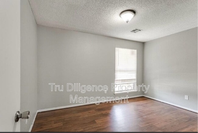Building Photo - 210 Kathleen Dr
