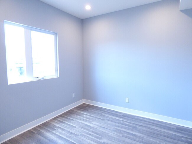 Building Photo - 1923 Holly Dr